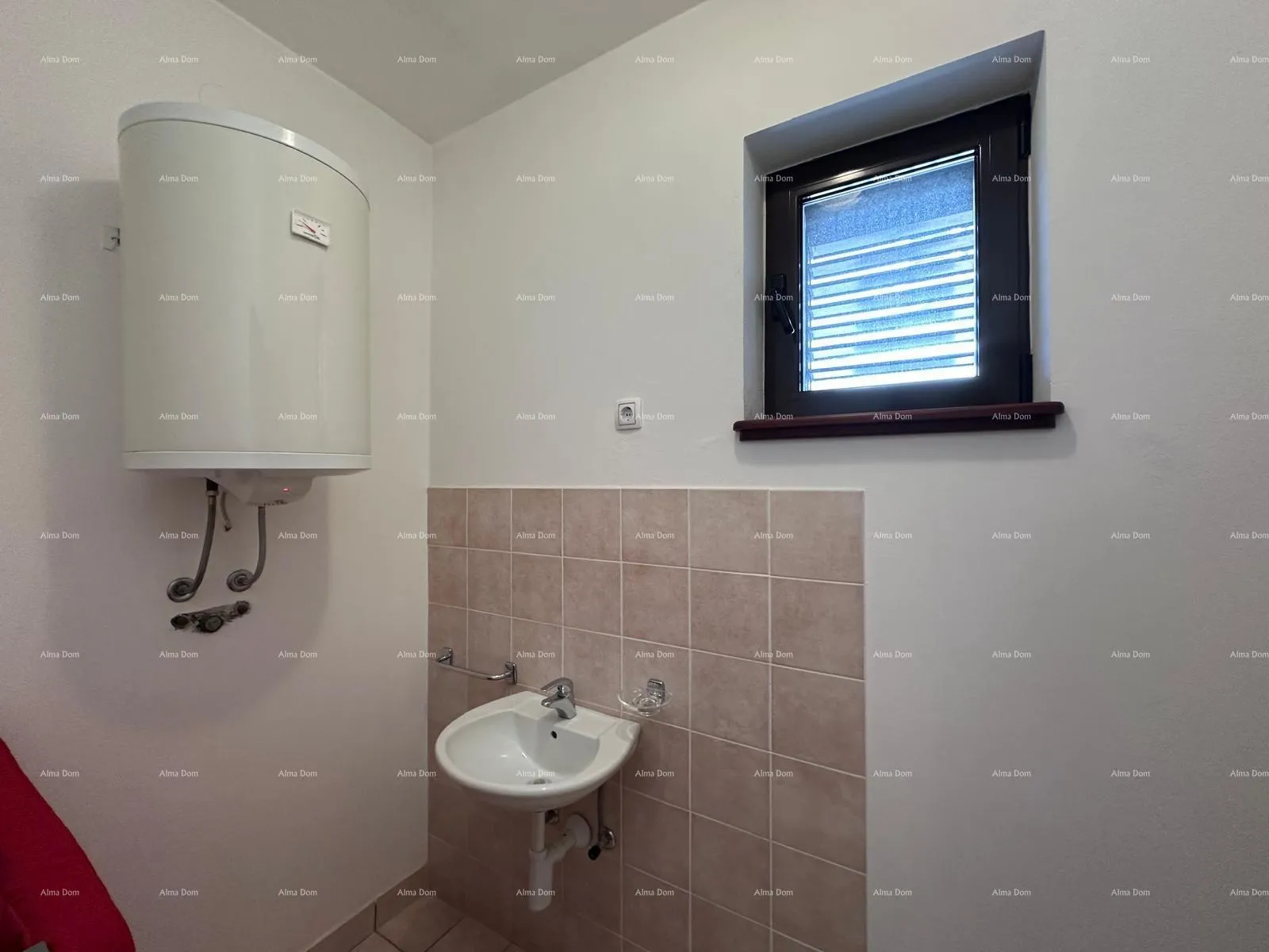 kuća prodajemo kuću sa pet apartmana na odličnoj lokaciji! - slika 22