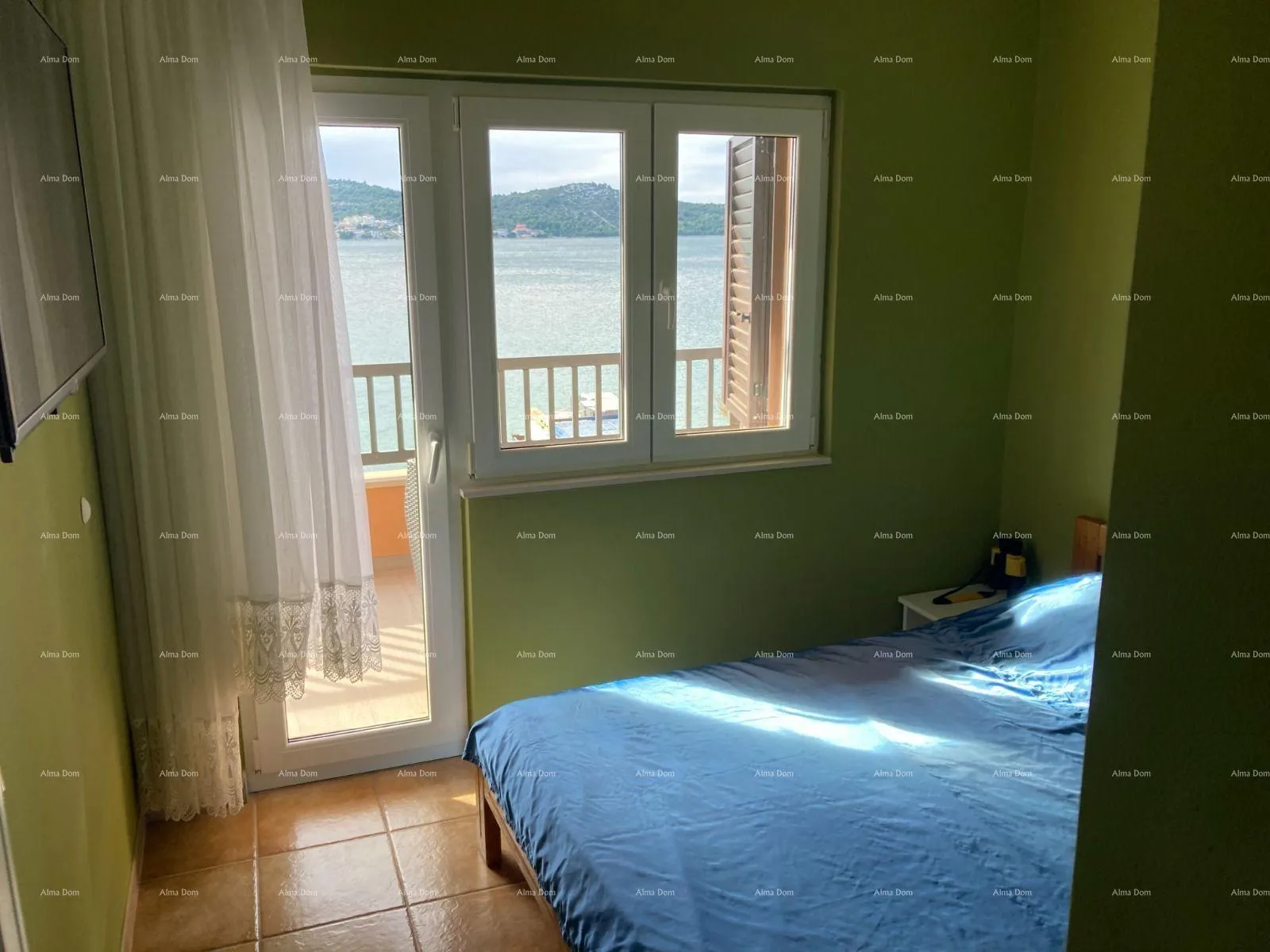 kuća prodaja - prvi red do mora! moderna, prostrana kuća s 4 zasebna stana, garažom i vezom, rogoznica. - slika 22