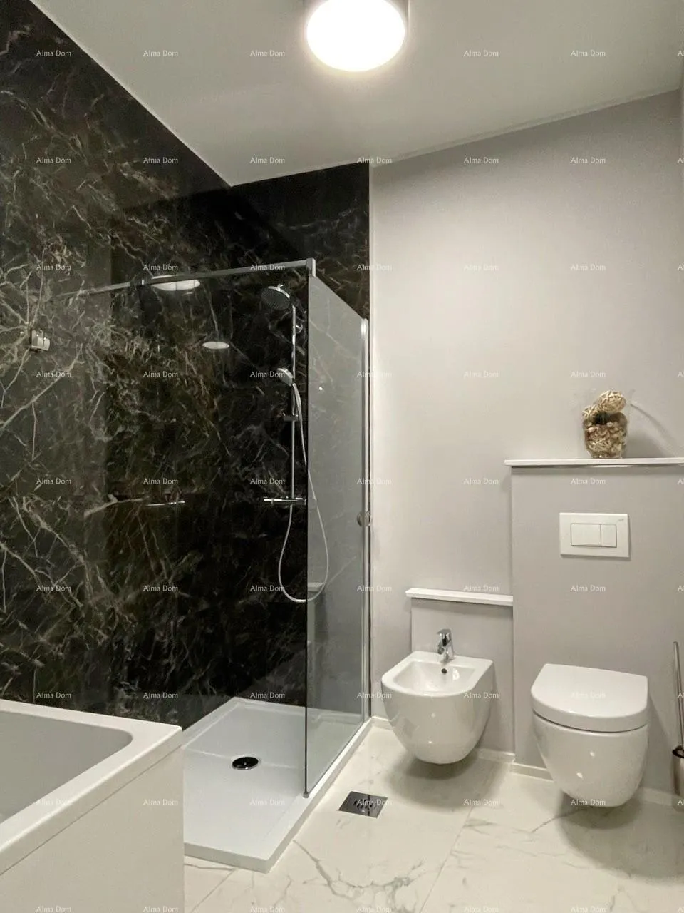 kuća prelijepa kuća s tri etažirana apartmana u staroj jezgri grada, poreč! - slika 14