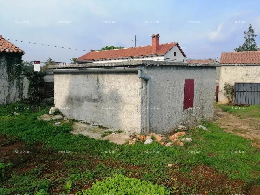 Građevinsko zemljište Građevinski teren sa 3 manja legalizirana objekta. Vareški. - Marčana