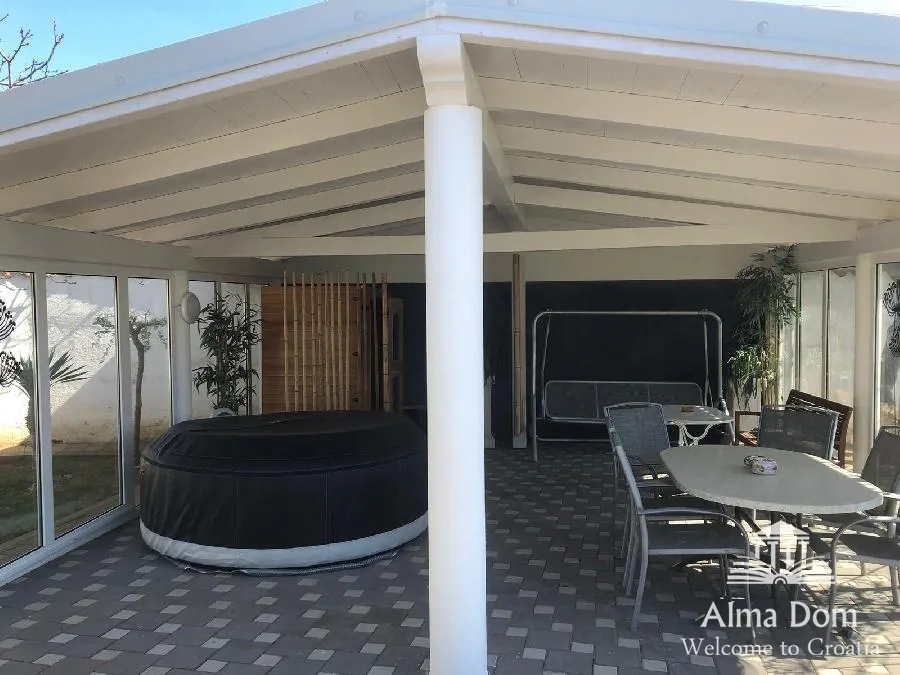 kuća luksuzna villa sa bazenom, velikom i uređenom okućnicom. - slika 6