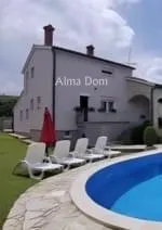 Kuća Nudimo na prodaju predivnu samostojeću kuću s bazenom u mirnom i zelenom dijelu Pule (Veli Vrh) - Pula