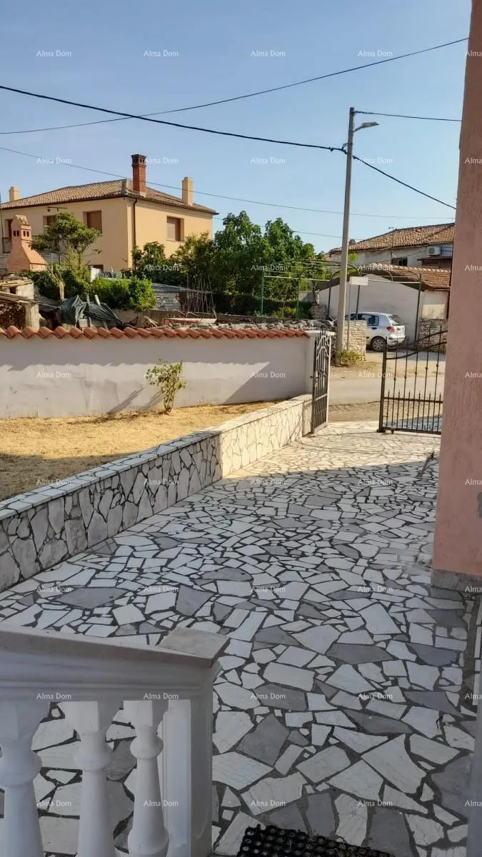 kuća prodaja, ližnjan , kuća u nizu sa tri apartmana. - slika 3