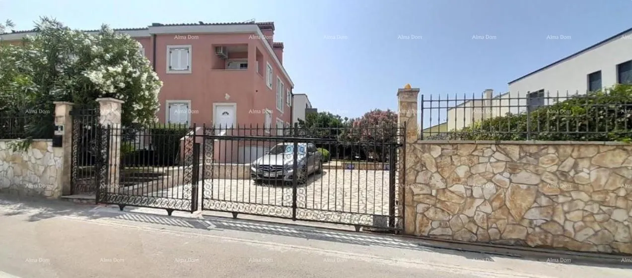 Stan Izvrsna prilika! NEKRETNINA SA UPORABNOM DOZVOLOM. Ekskluzivna prodaja stana na top lokaciji s okućnicom i parkinim mjestom. Pogled na more! Pošesi, Medulin!!