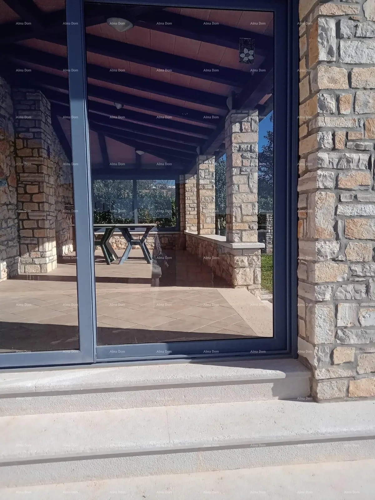 kuća blizina grada umaga. prodaje se duplex kuća, 123.65 m2 na samoj obali mora, 10 metara do mora. - slika 19