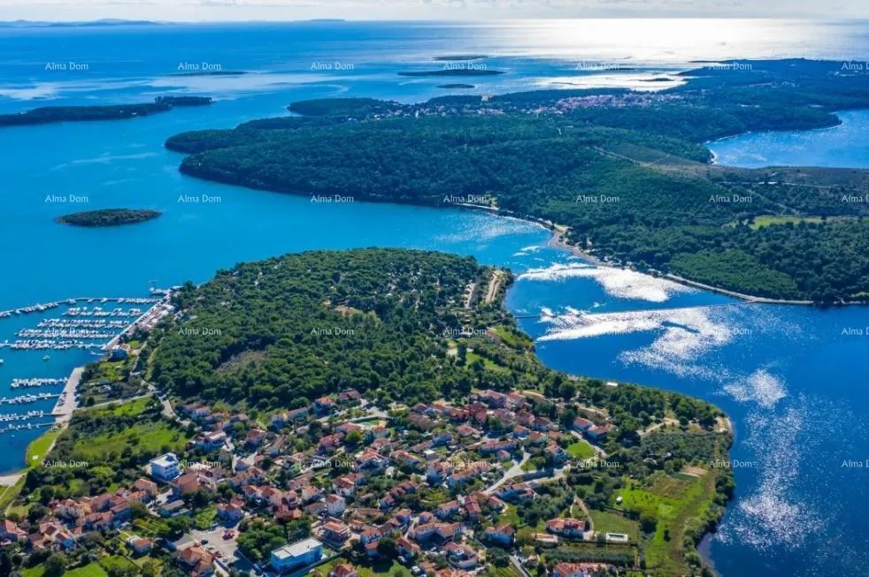Građevinsko zemljište POMER – GRAĐEVINSKA PARCELA S VAŽEĆOM GRAĐEVINSKOM DOZVOLOM – 100 m OD MORA - Medulin