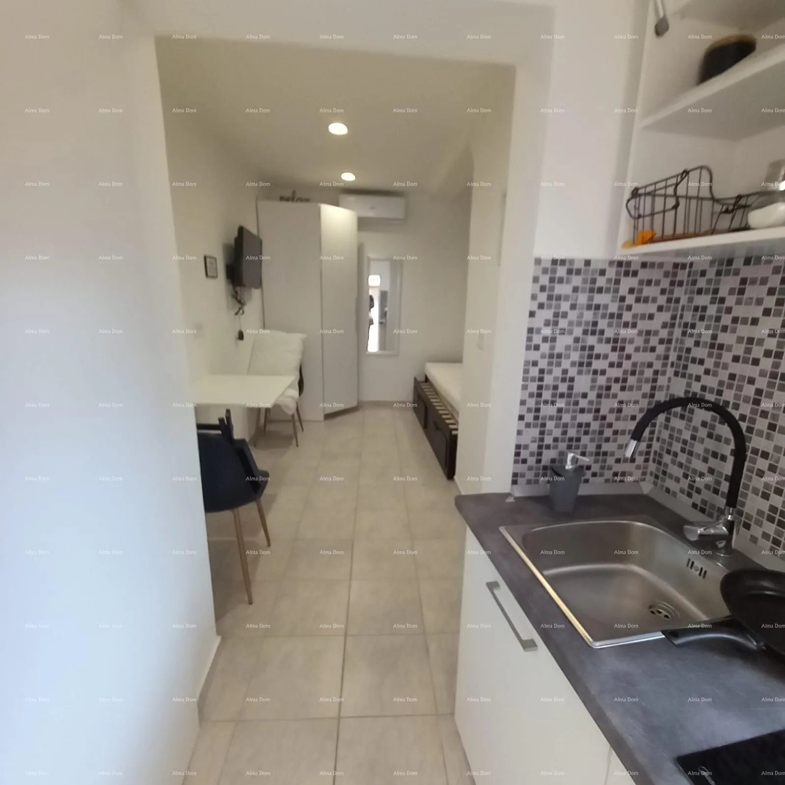 kuća prodaje se kuća sa 3 apartmana i dvorištem, blizu pule. pješčana uvala. - slika 16