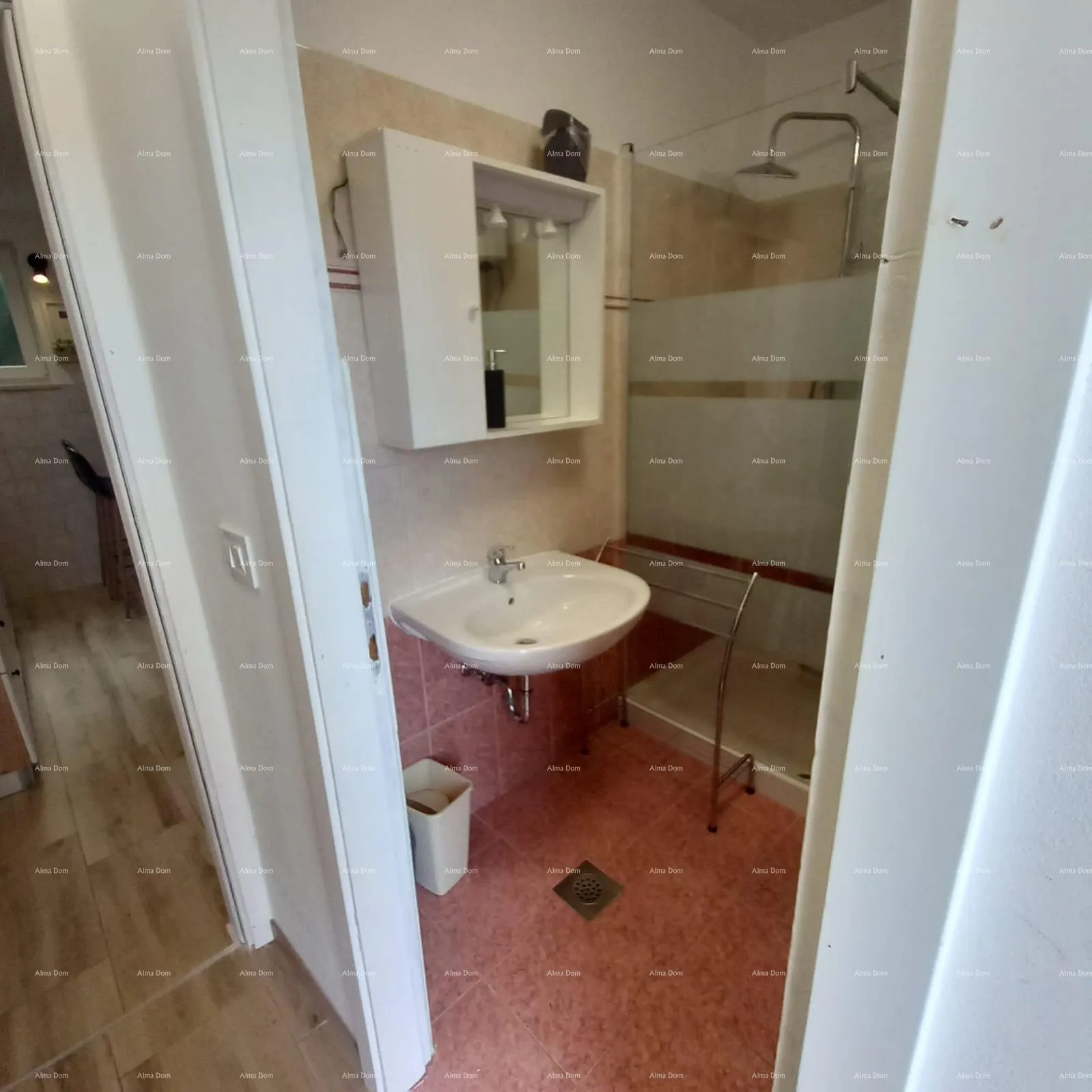 kuća prodaje se kuća sa 3 apartmana i dvorištem, blizu pule. pješčana uvala. - slika 11