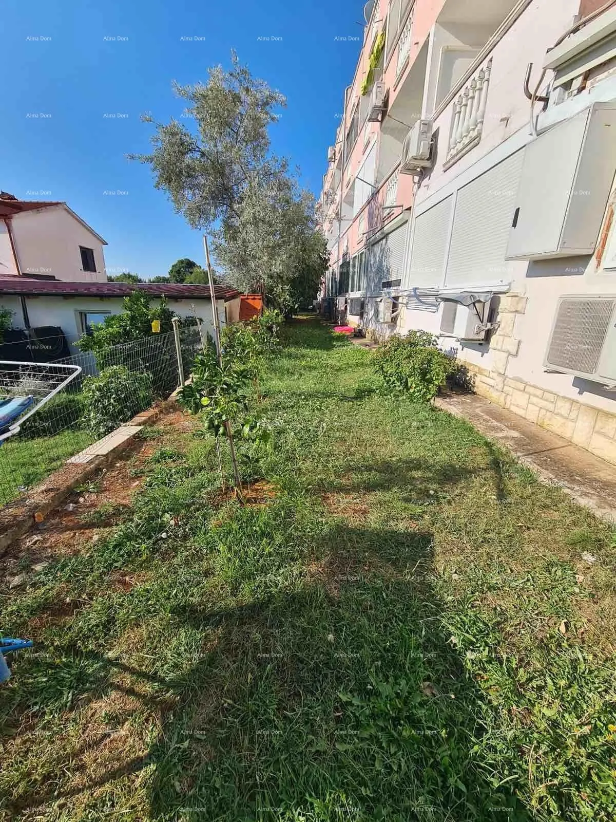 stan prizemni apartman s lođom i bazenom. medulin. - slika 22