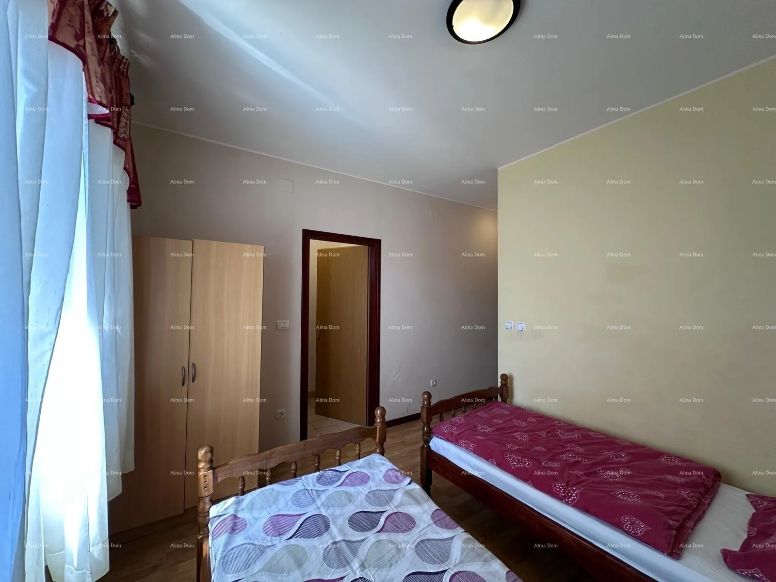kuća prodajemo kuću sa pet apartmana na odličnoj lokaciji! - slika 21