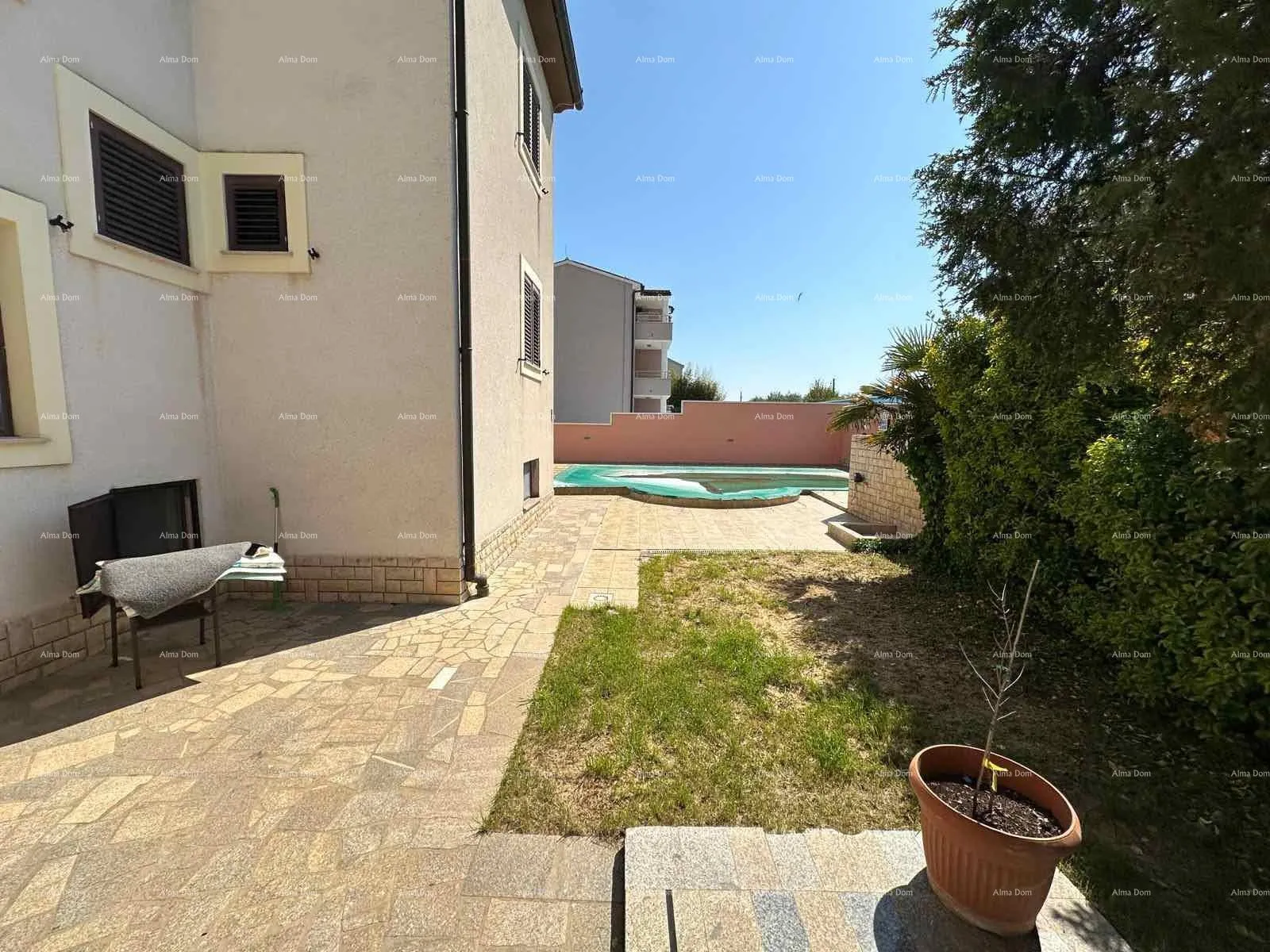 kuća prodajemo kuću sa pet apartmana na odličnoj lokaciji! - slika 2