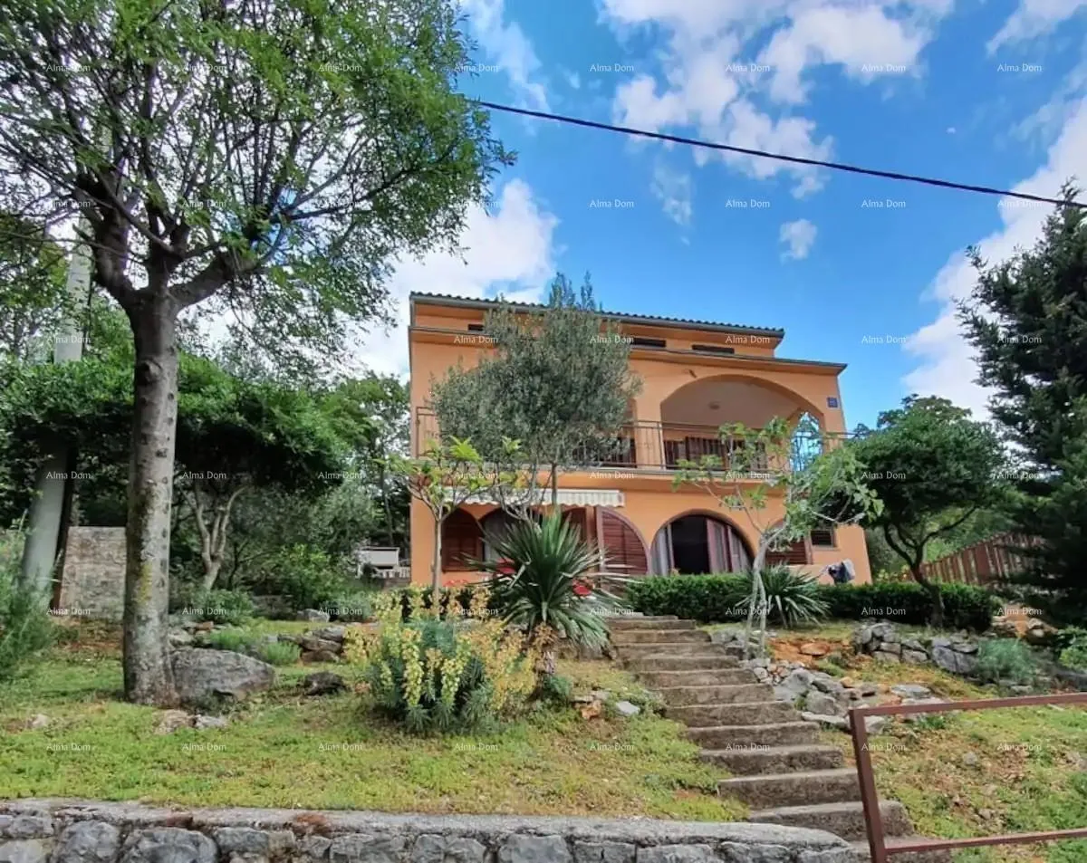 Kuća Prodaja velike, lijepe kuće sa 5 apartmana i prekrasnim pogledom na more i Krk, Novi Vinodolski!