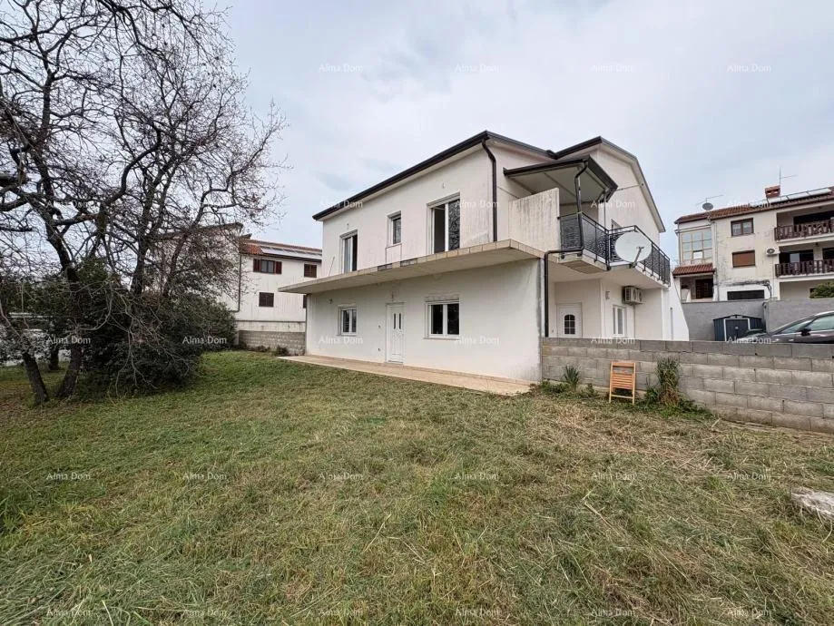 Stan UMAG, stan sa velikom okućnicom od 1300 m2. Nekretnina ima uporabnu dozvolu.