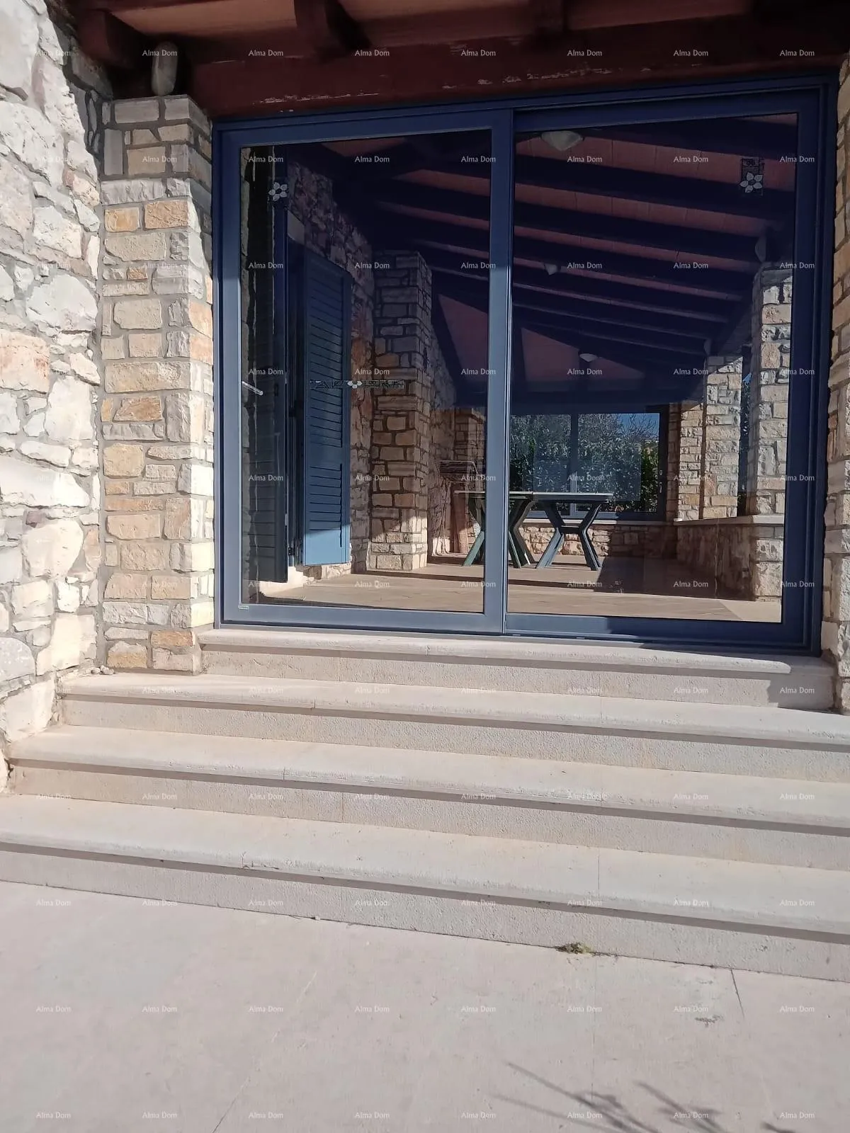 kuća blizina grada umaga. prodaje se duplex kuća, 123.65 m2 na samoj obali mora, 10 metara do mora. - slika 18