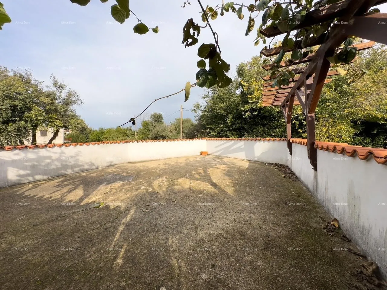 kuća prodajemo kuću sa sedam apartmana na velikoj okućnici sa bazenom i garažom. banjole - slika 3