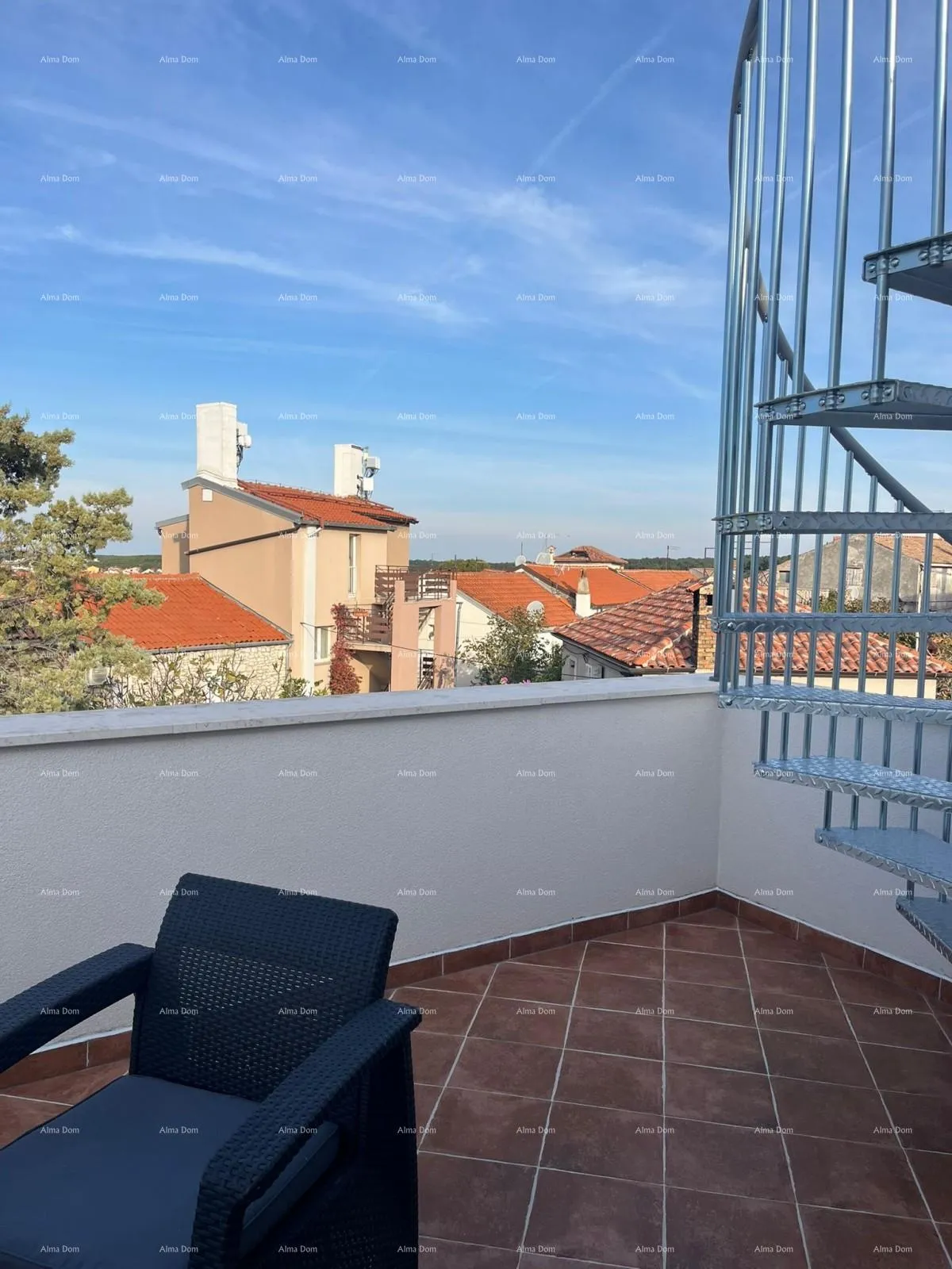 Kuća Prodaja - renovirana kuća na odličnoj lokaciji s dva apartmana i predivnim pogledom , Medulin!