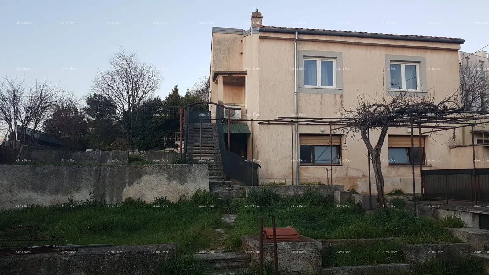 kuća pula! kuća s dva stana i velikim vrtom. blizina mup-a. - slika 2