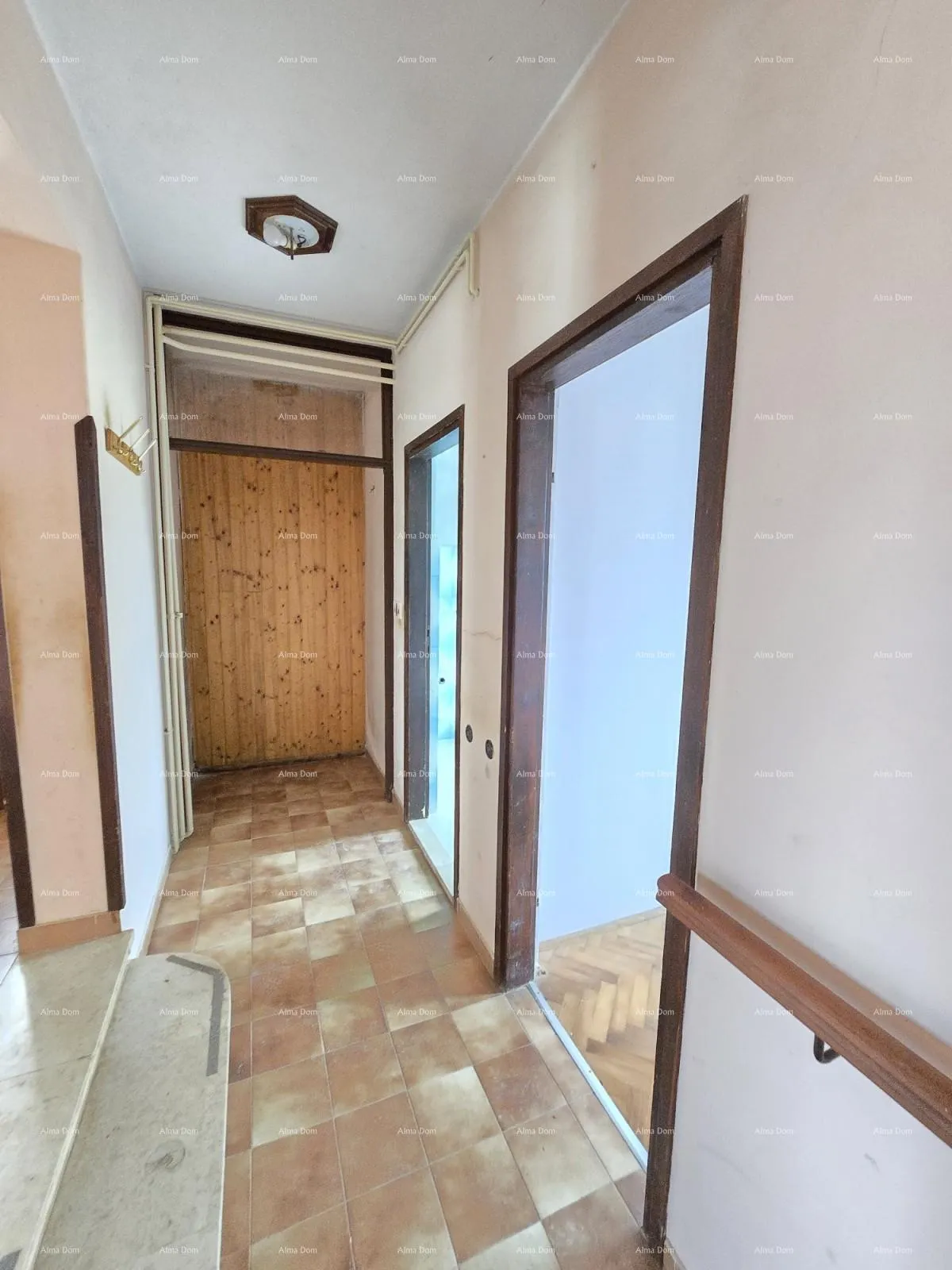 kuća prostrana kuća u blizini pule ! dva stana- 2500 m² zemljišta! - slika 10