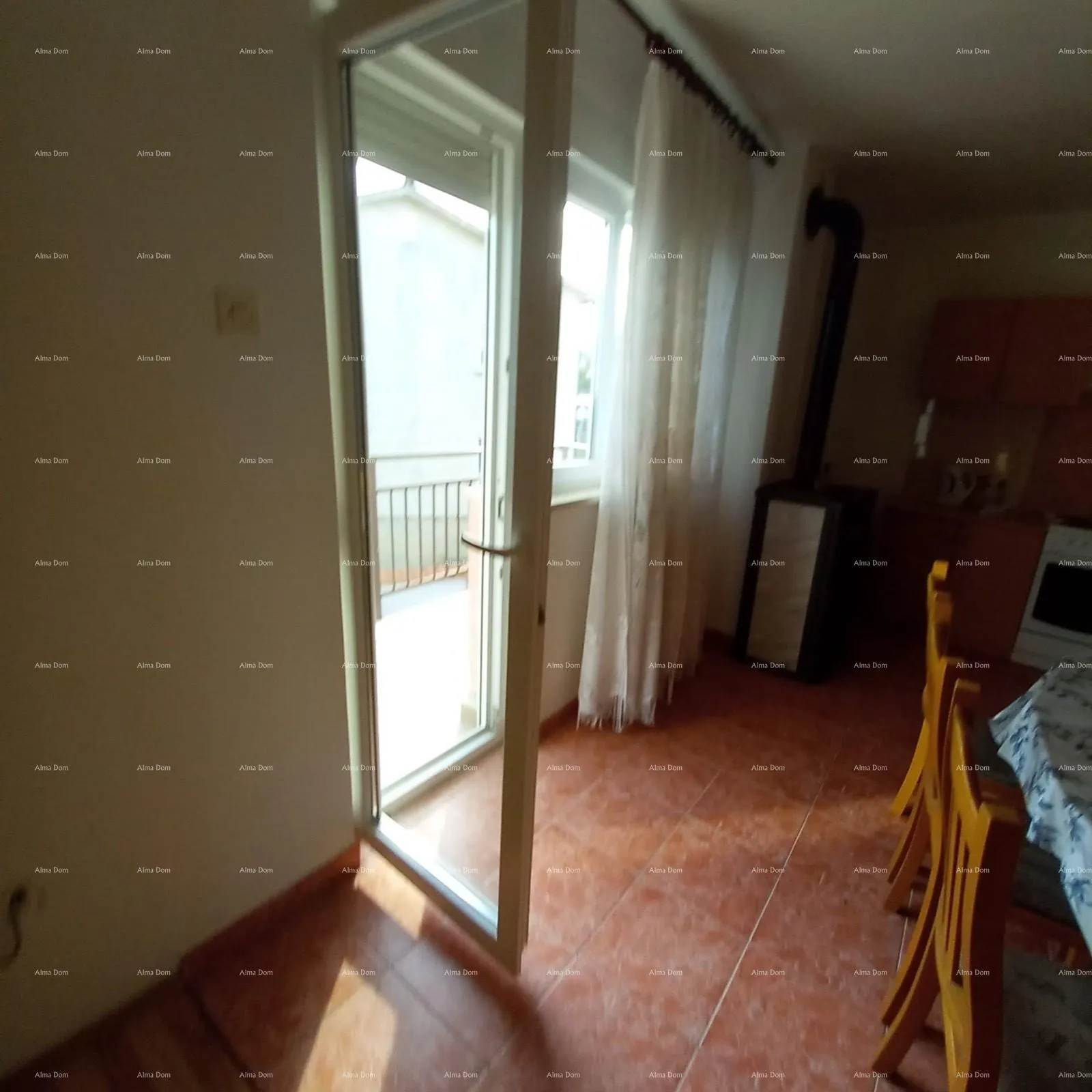kuća prodaja, ližnjan , kuća u nizu sa tri apartmana. - slika 35