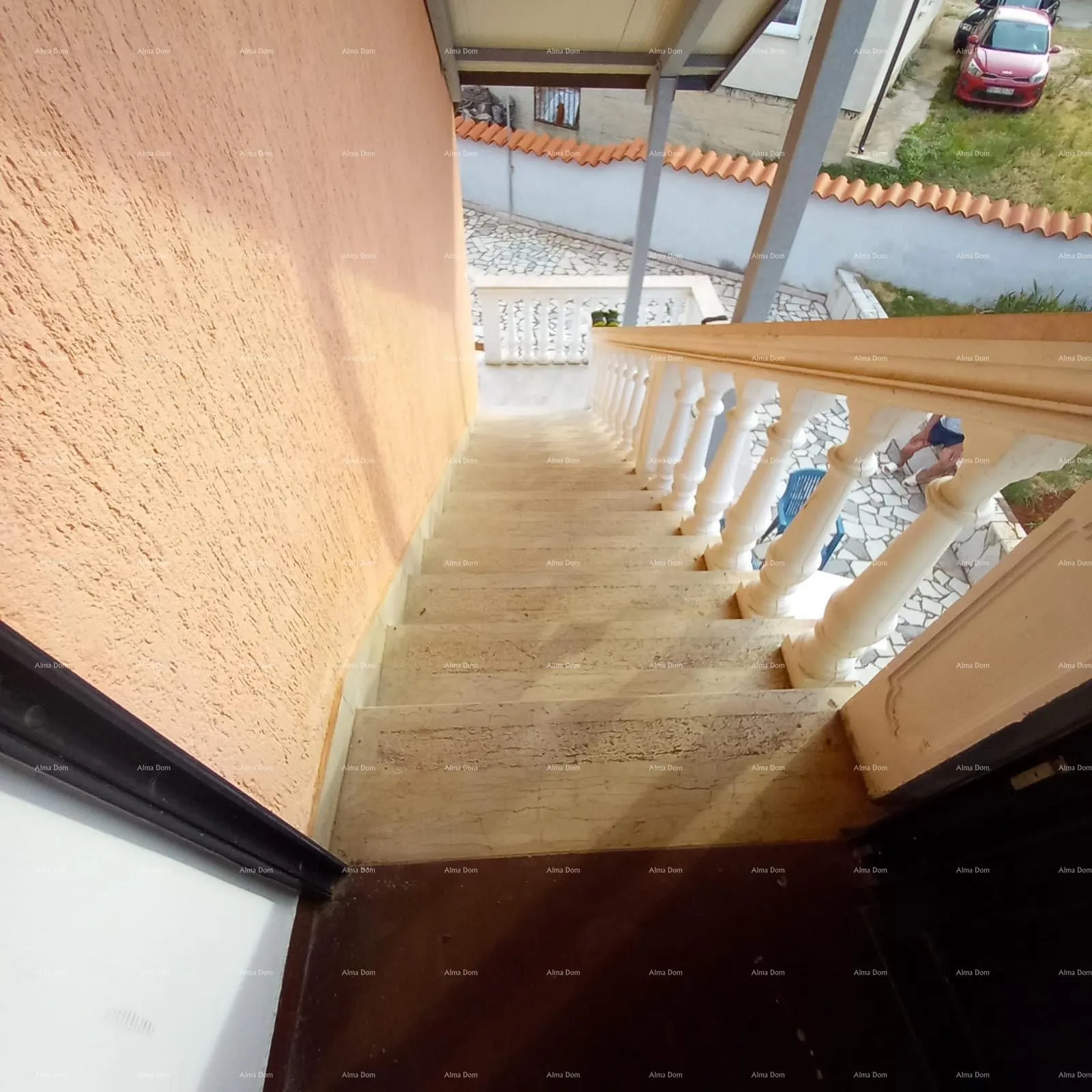 kuća prodaja, ližnjan , kuća u nizu sa tri apartmana. - slika 45