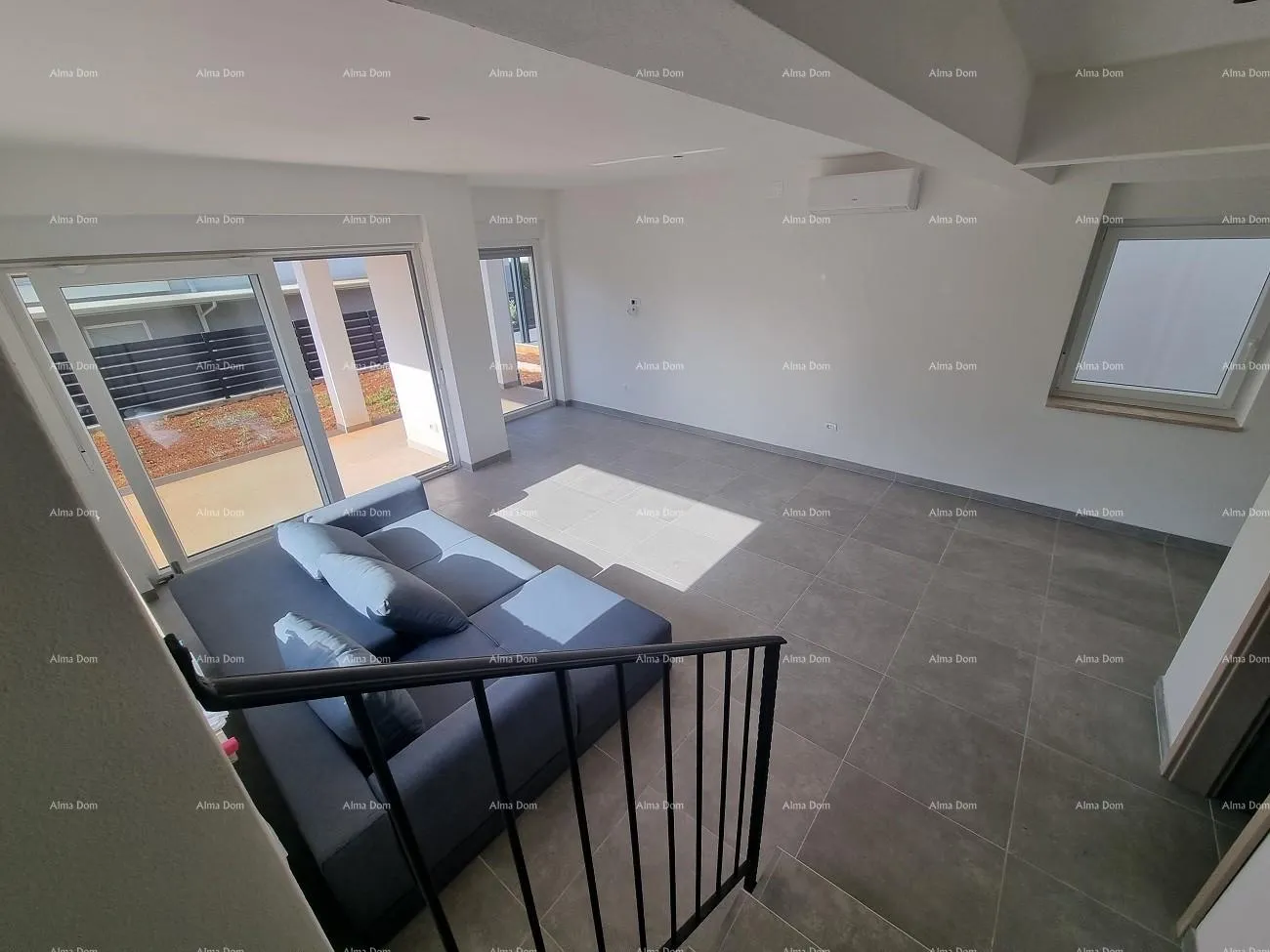 kuća moderna duplex kuća s krovnom terasom i panoramskim pogledom na more - slika 13