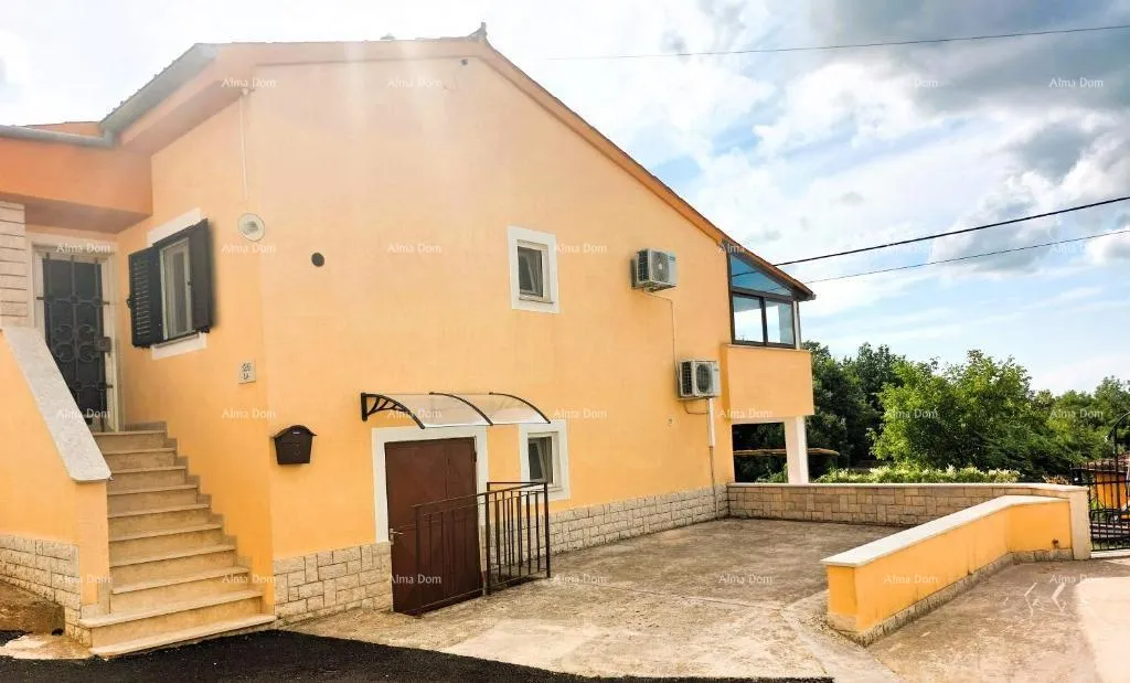 Kuća Prodaje se kuća, 170 m2, Karojba