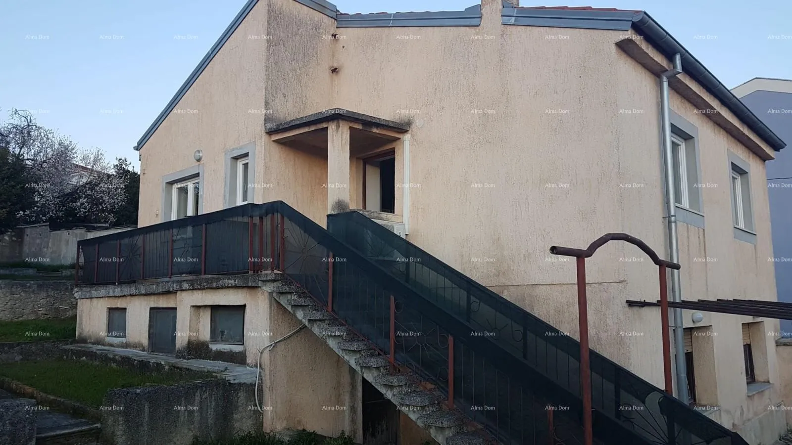 kuća pula! kuća s dva stana i velikim vrtom. blizina mup-a. - slika 10