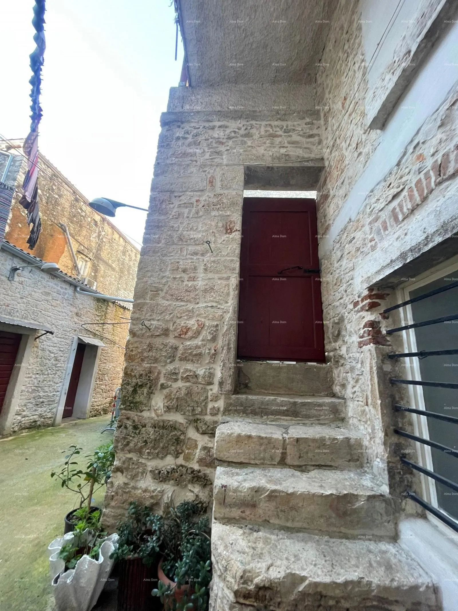 kuća prodaje se kamena kuća za renovaciju u srcu vodnjana - slika 3
