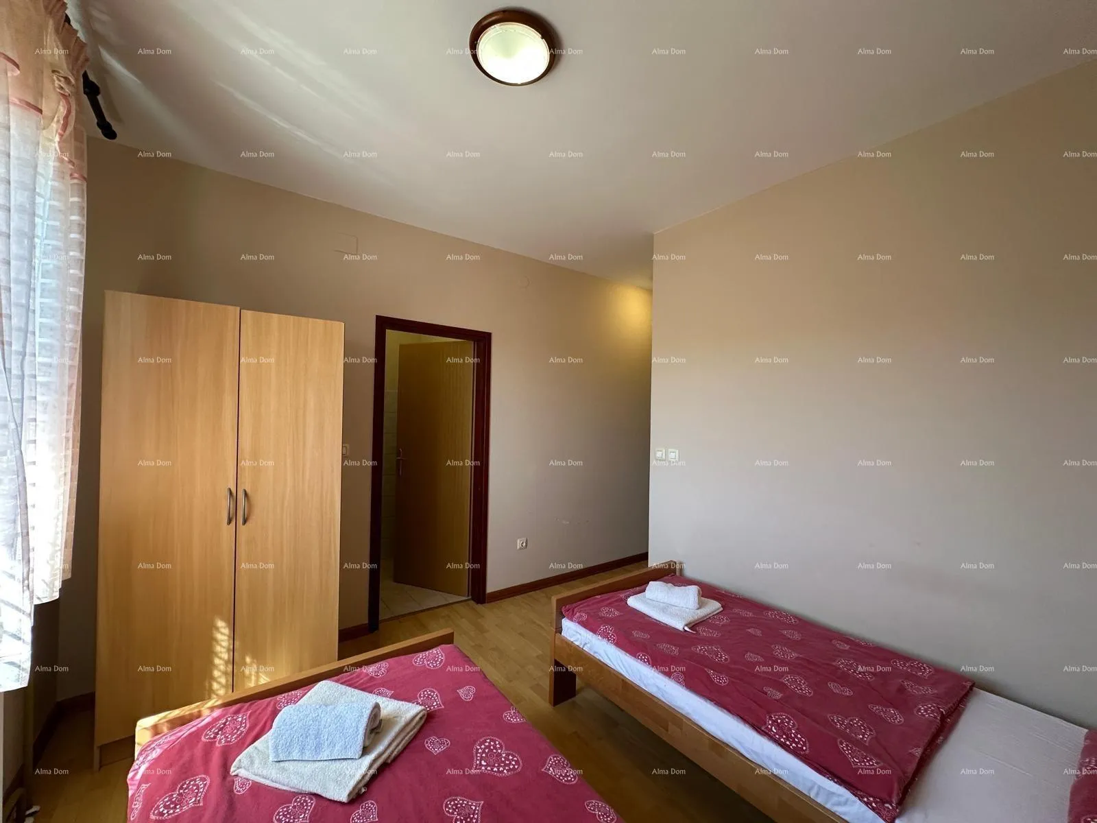 kuća prodajemo kuću sa pet apartmana na odličnoj lokaciji! - slika 19