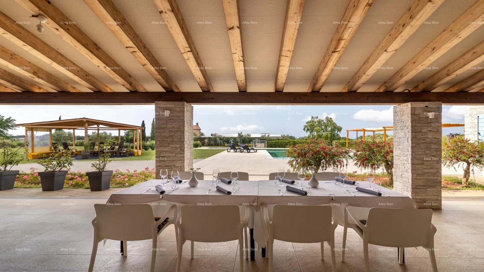 poslovni prostor hotel i restoran. blizina grada pule. veliki građevinski teren uz hotel, mogućnost gradnje vile. - slika 12