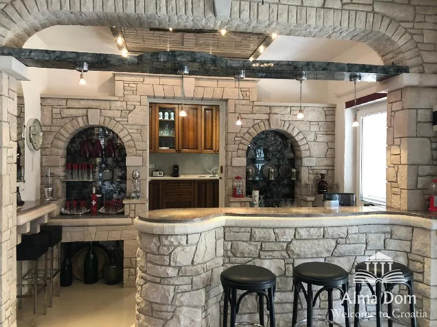 kuća luksuzna villa sa bazenom, velikom i uređenom okućnicom. - slika 21