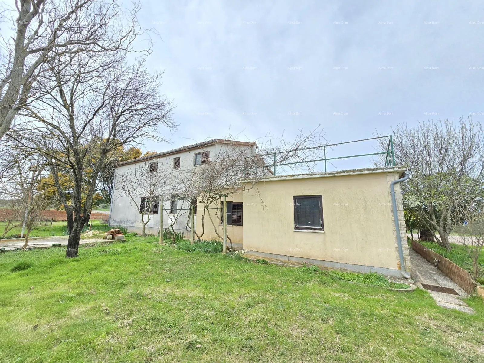 kuća prostrana kuća u blizini pule ! dva stana- 2500 m² zemljišta! - slika 13