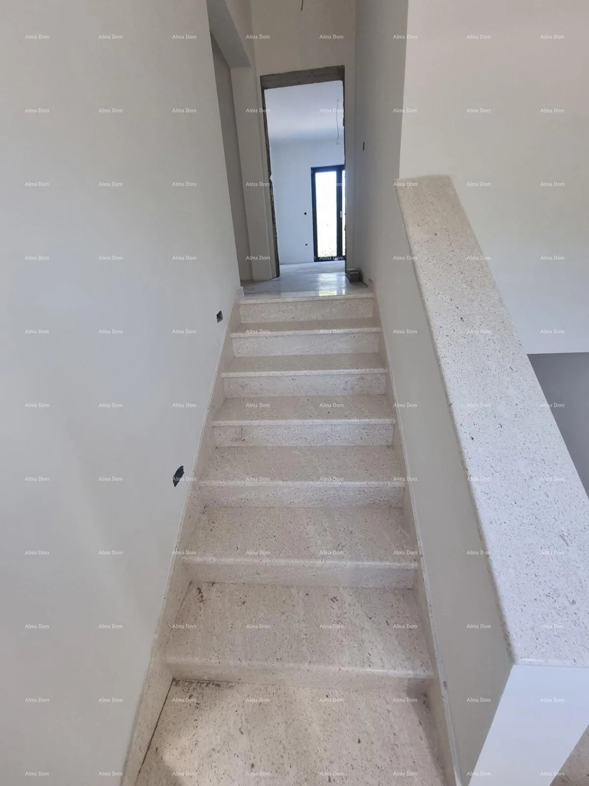 kuća prodaje se kuća s bazenom i pogledom na more – mirno selo raša - slika 12