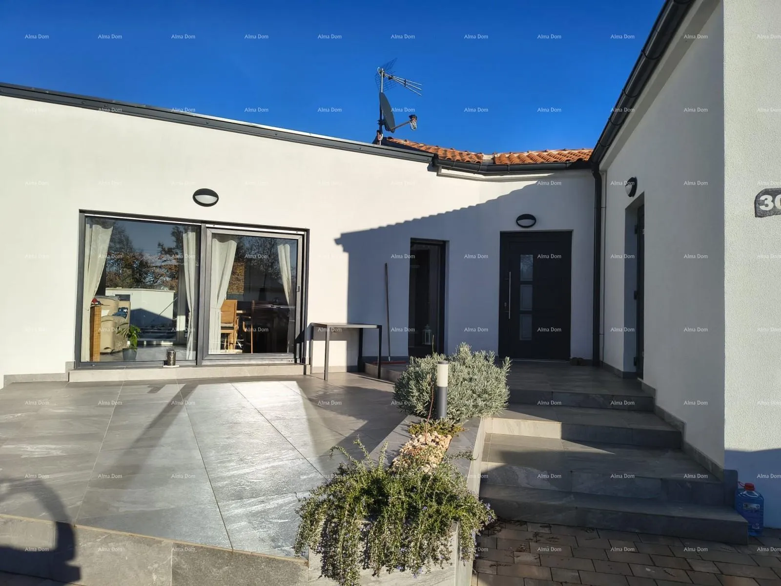 Kuća Samostojeća prizemnica s bazenom! Sa velikom okućnicom od 2000 M2.