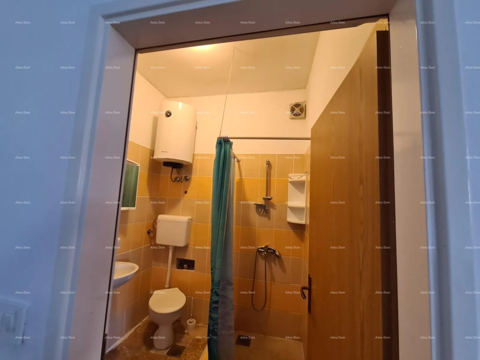 kuća prodaja, ližnjan , kuća u nizu sa tri apartmana. - slika 38