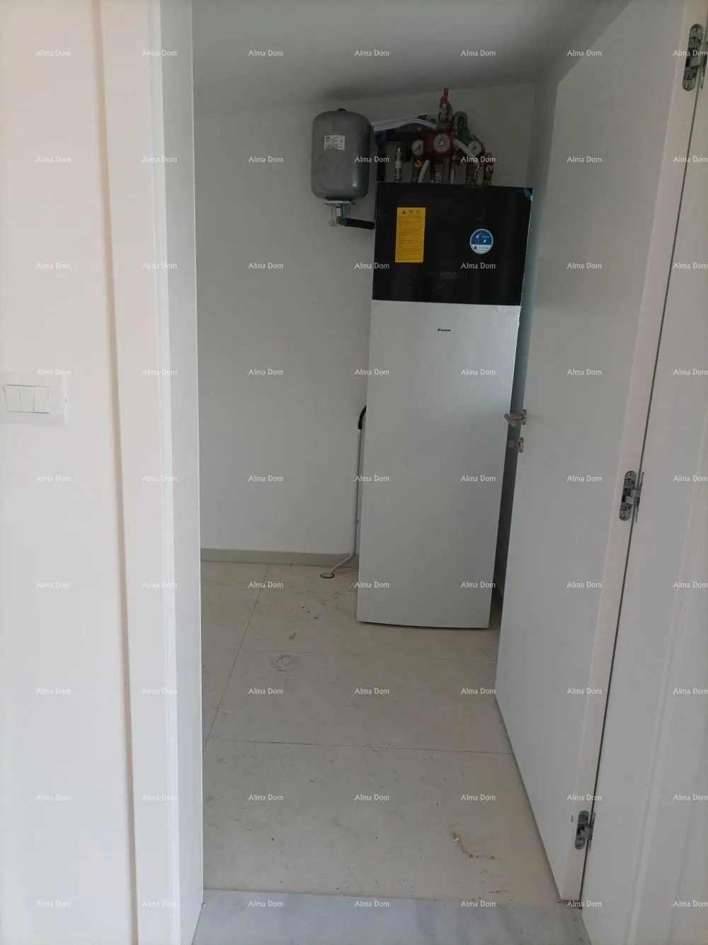 kuća moderna vila za odmor u zatvorenom kompleksu sa vilama na samoj obali mora. - slika 31