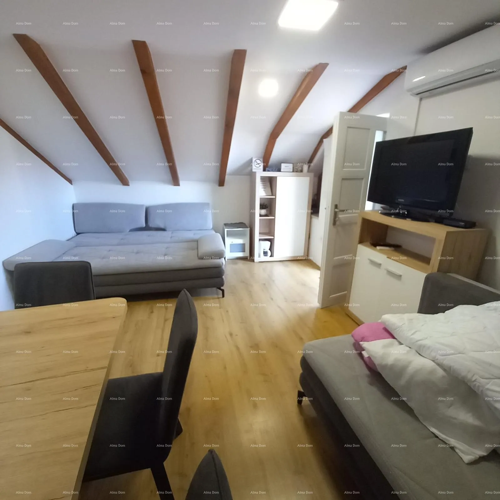 kuća prodaje se kuća sa 3 apartmana i dvorištem, blizu pule. pješčana uvala. - slika 25