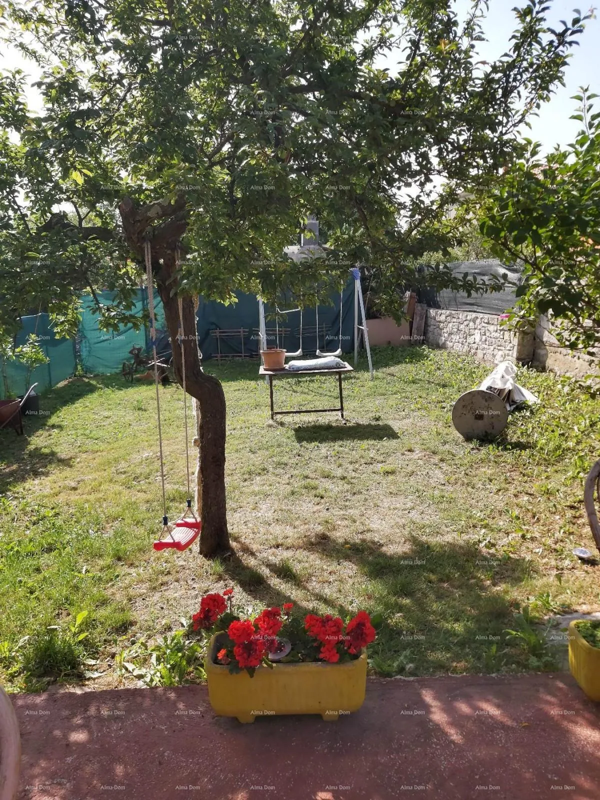 kuća prodaja- kuća sa konobom, velikom terasom, dva trosobna stana, dvorištem. odlična prilika za investiranje! - slika 20