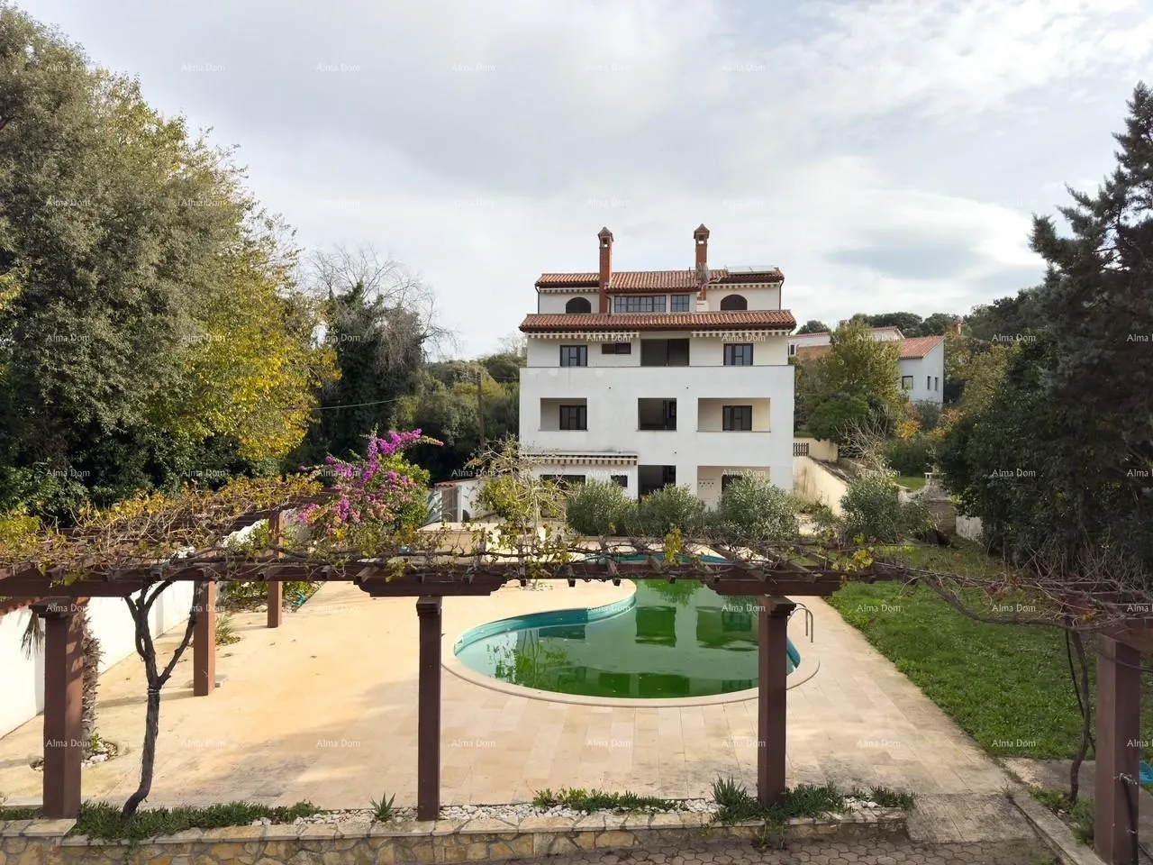 kuća prodajemo kuću sa sedam apartmana na velikoj okućnici sa bazenom i garažom. banjole - slika 5