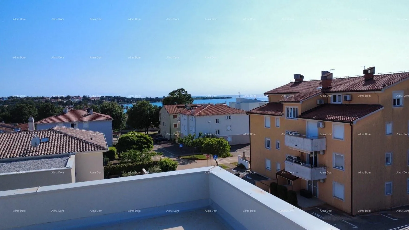 Stan Prodaja apartmana u novogradnji s pogledom na more, 5 minuta od plaže, Umag!