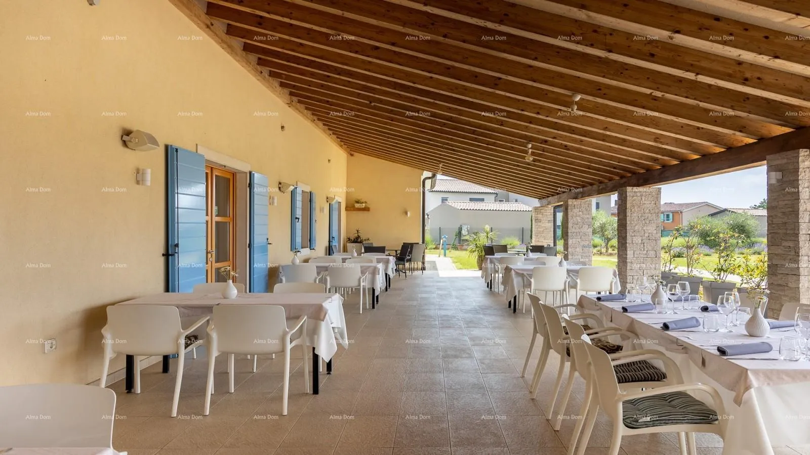 poslovni prostor hotel i restoran. blizina grada pule. veliki građevinski teren uz hotel, mogućnost gradnje vile. - slika 11