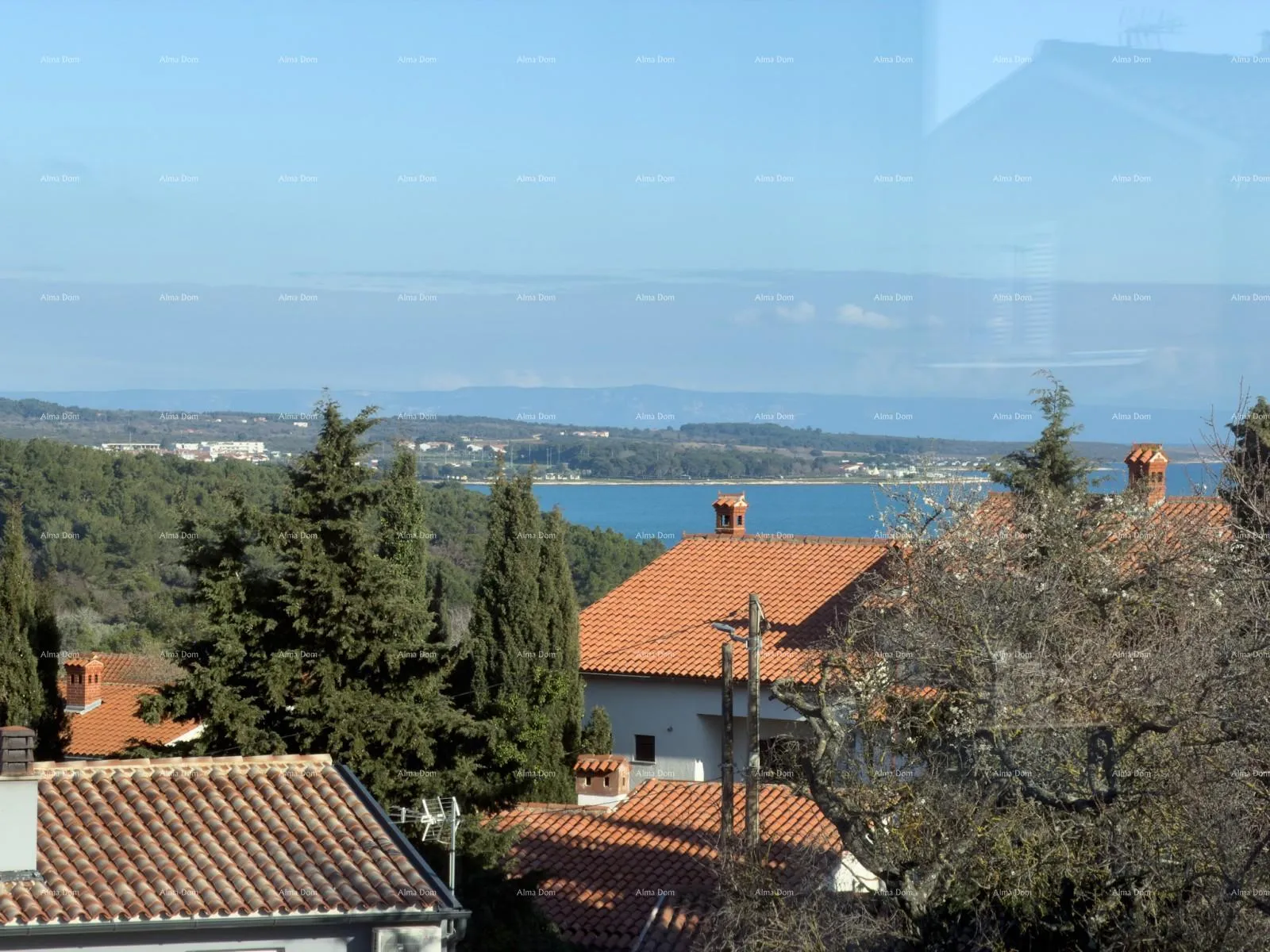 kuća prodaje se atraktivna kuća u premanturi s pogledom na more - slika 35