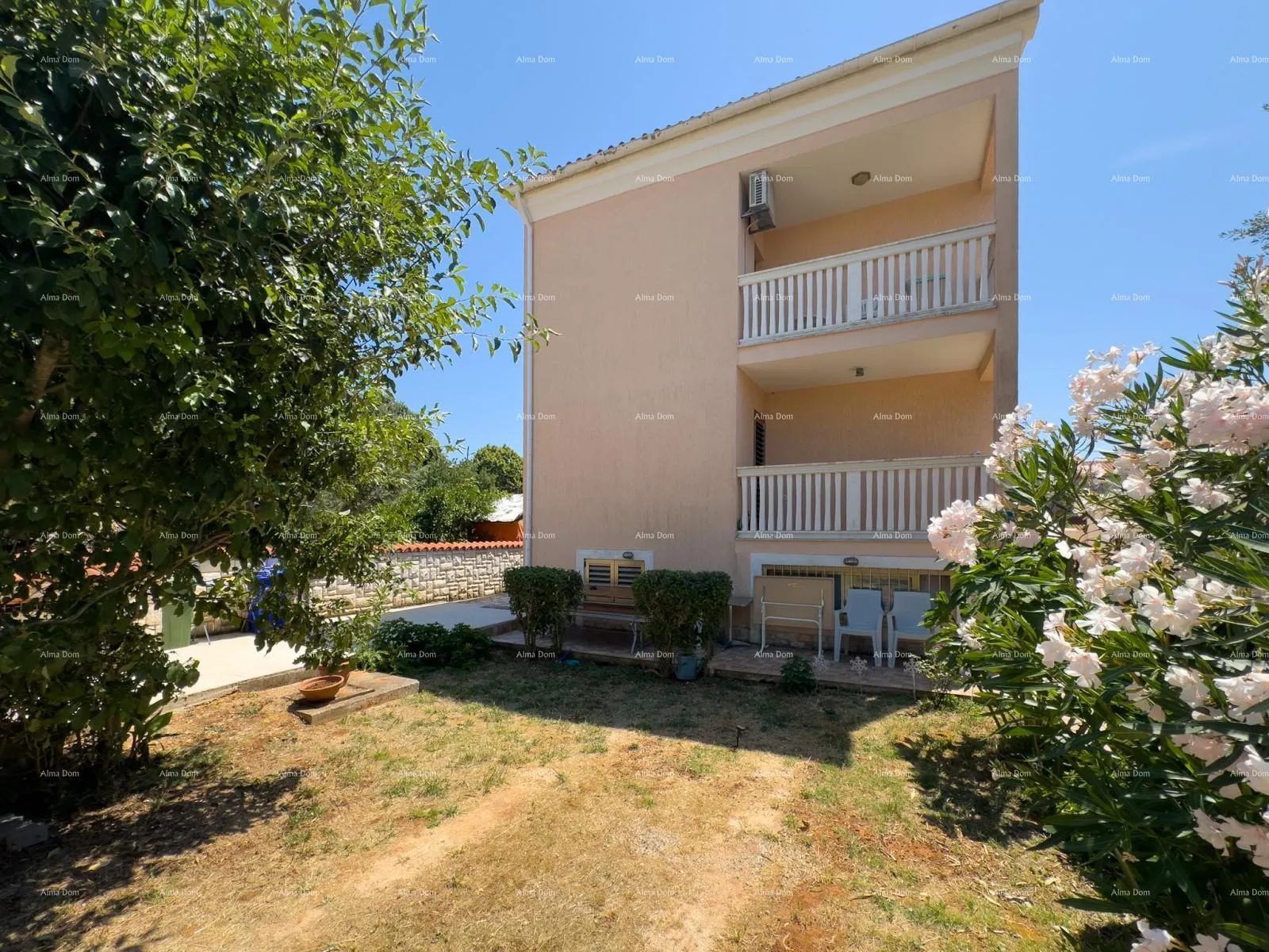 Kuća Prodajemo apartmansku kuću na mirnoj lokaciji u Medulinu!