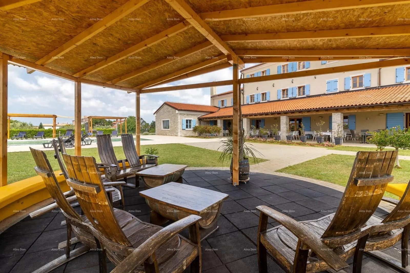 poslovni prostor hotel i restoran. blizina grada pule. veliki građevinski teren uz hotel, mogućnost gradnje vile. - slika 15