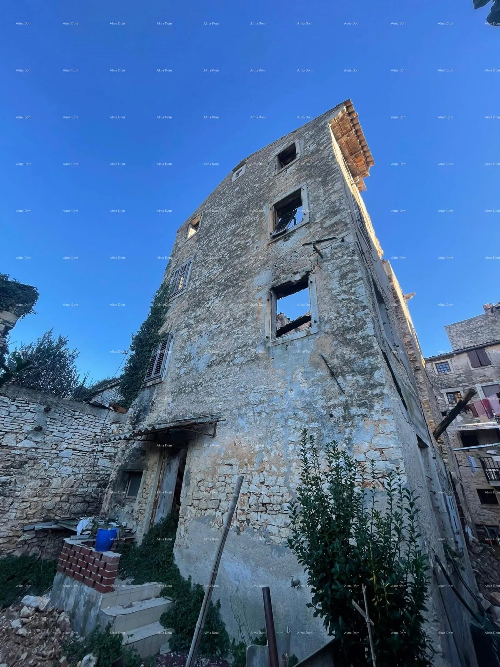 Kuća Prodaje se kamena kuća za renovaciju u srcu Vodnjana