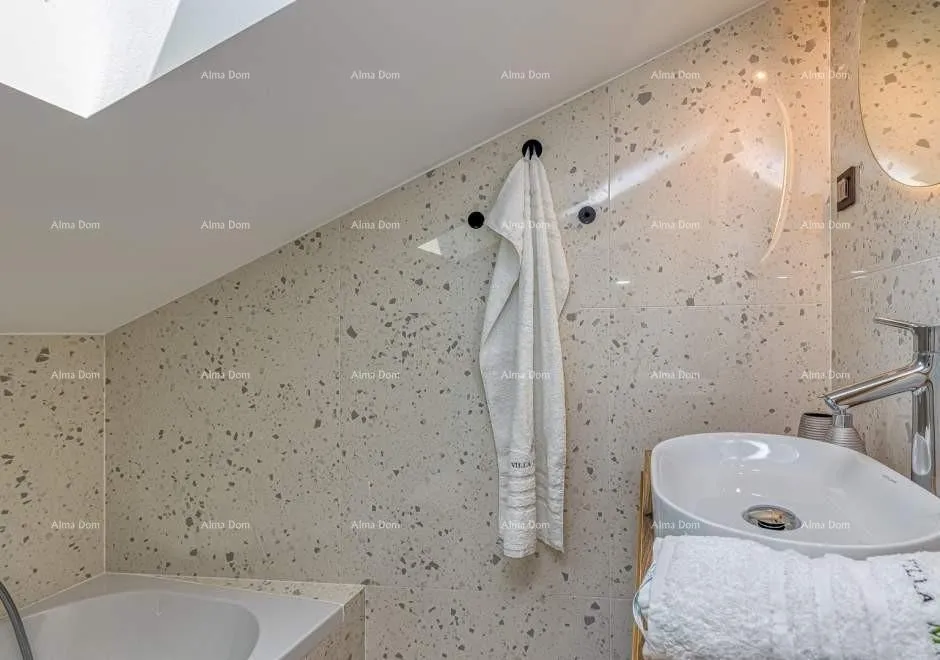 kuća prodaja prelijepe apartmanske kuće sa tri apartmana u centru, vrsar! - slika 27
