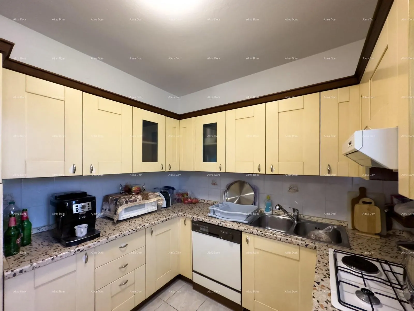 kuća prodajemo apartmansku kuću na mirnoj lokaciji u medulinu! - slika 15