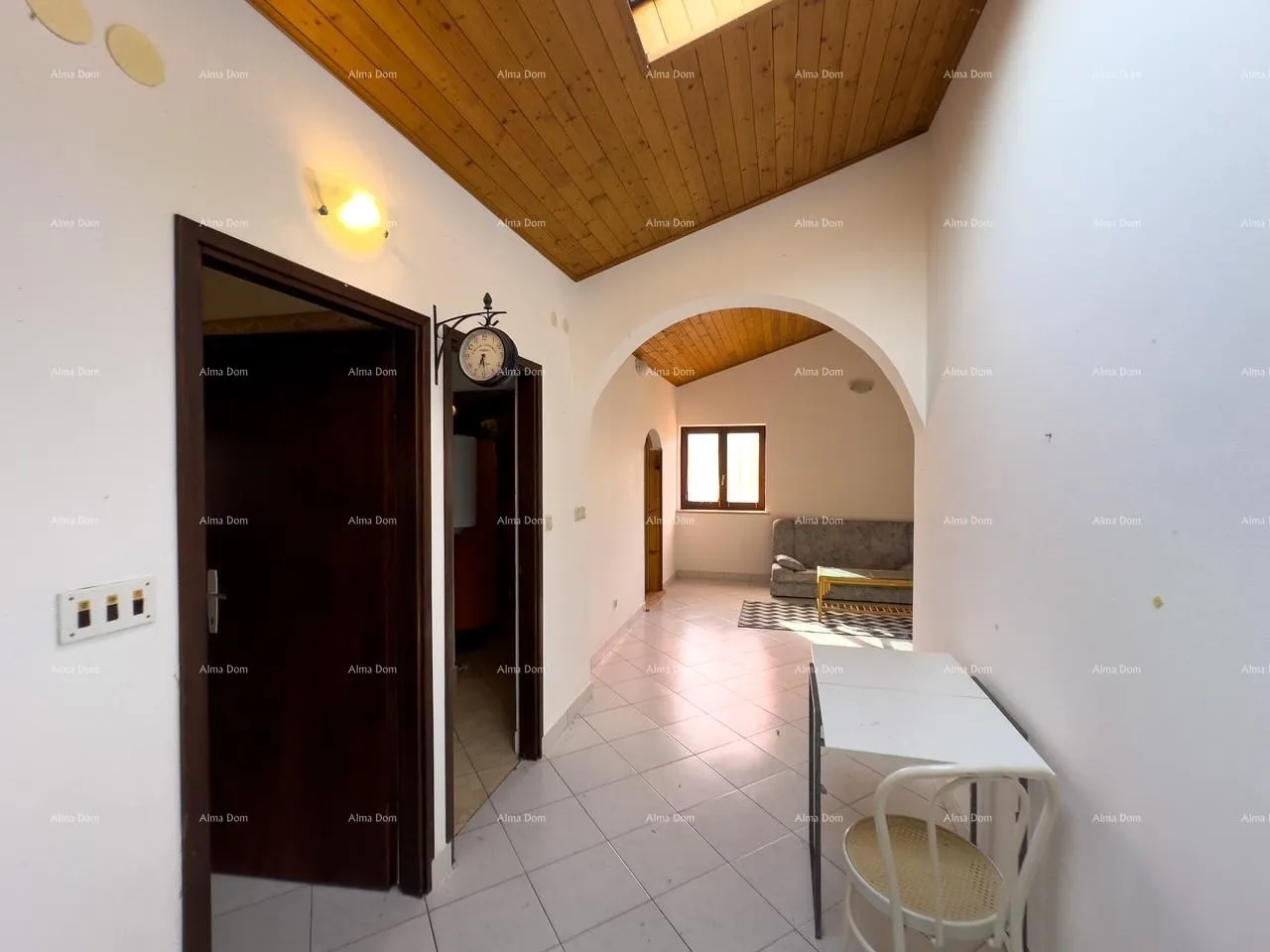 kuća prodajemo kuću sa sedam apartmana na velikoj okućnici sa bazenom i garažom. banjole - slika 36