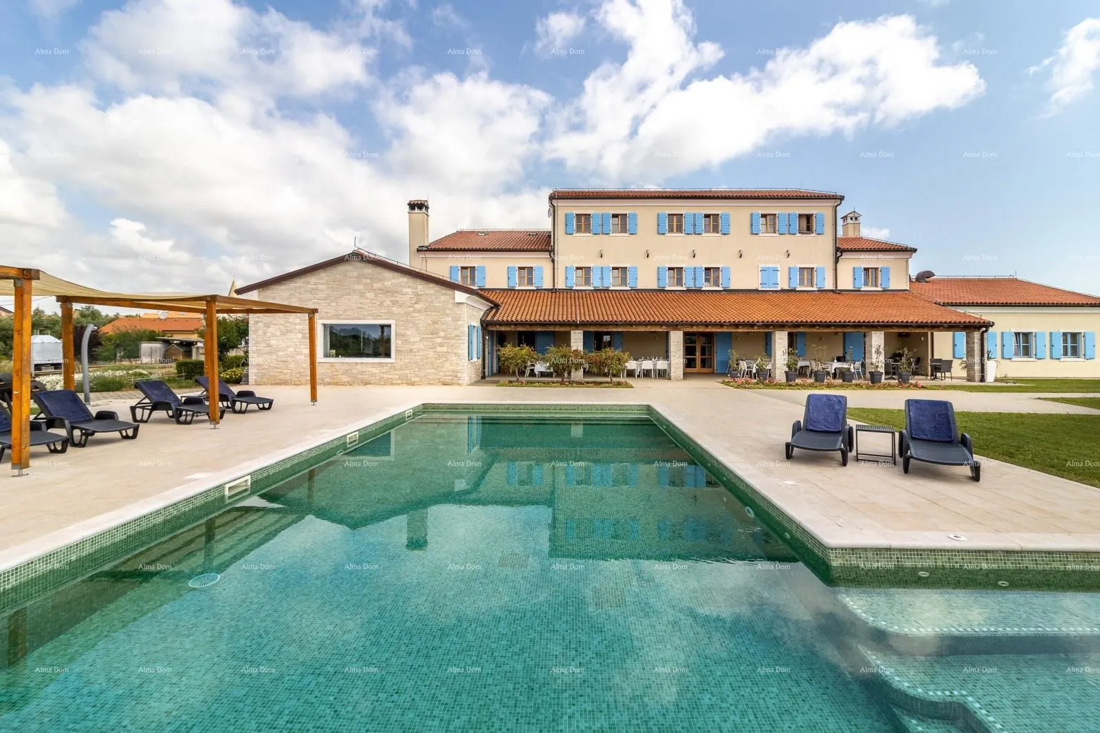 Poslovni prostor Hotel i Restoran. Blizina grada Pule. Veliki građevinski teren uz hotel, mogućnost gradnje vile.