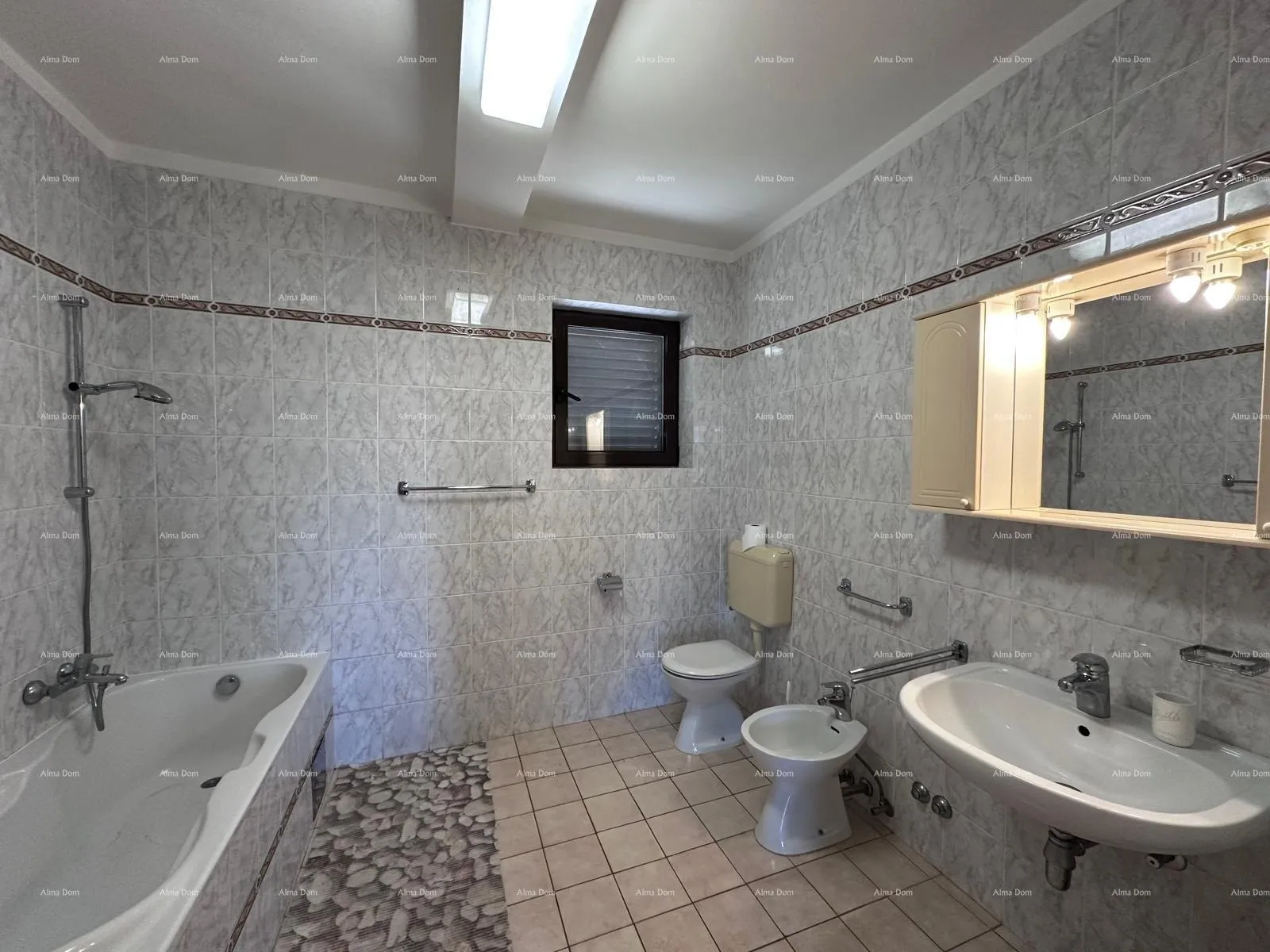 kuća prodajemo kuću sa pet apartmana na odličnoj lokaciji! - slika 36